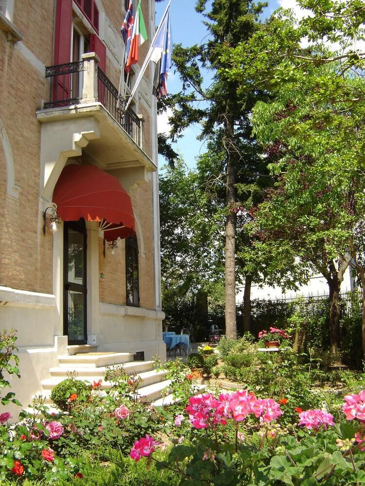 Villa Elda Boutique Hotel Сієна Екстер'єр фото
